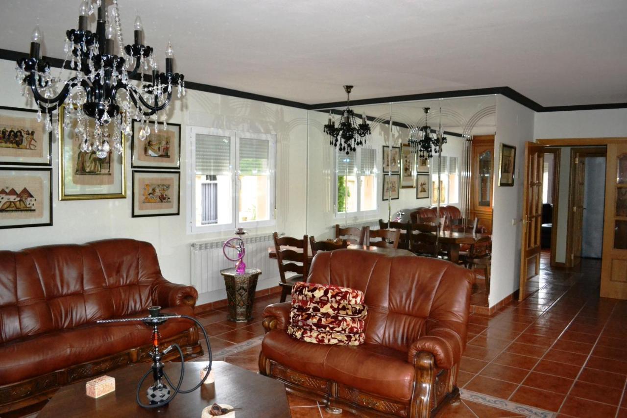 Villa Las Palmeras Аренас де Сан Педро Екстериор снимка
