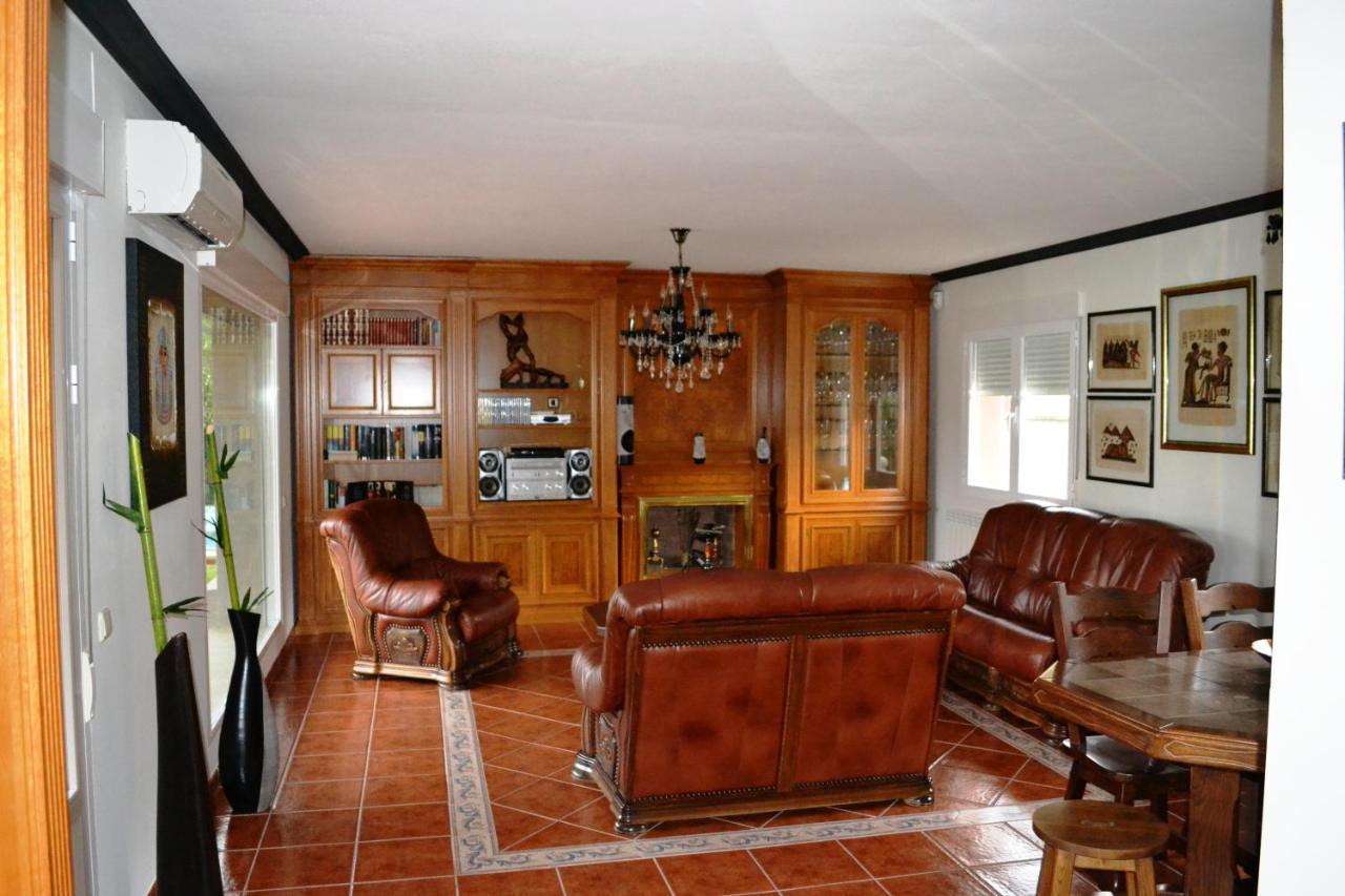Villa Las Palmeras Аренас де Сан Педро Екстериор снимка